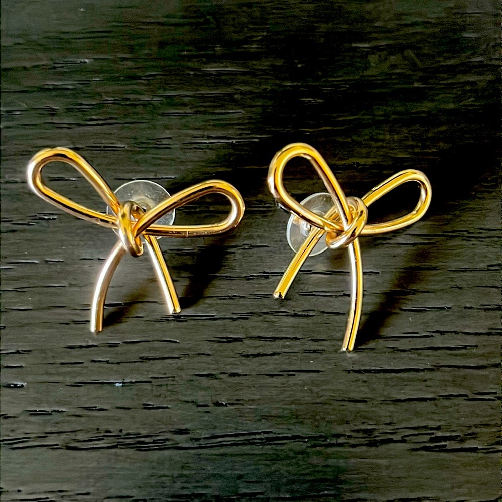 Gold tone pierce earrings